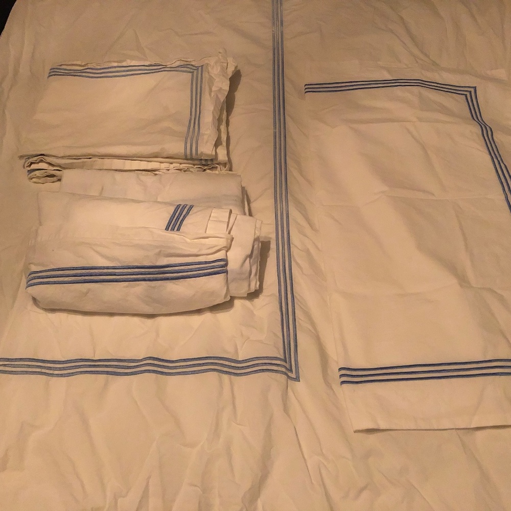 Four-piece Pottery Barn Full Duvet Set + Extras (Pre-owned)
